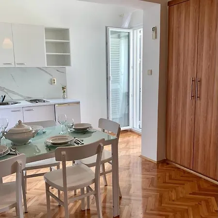 Apartment Nikola Skarica 3 *